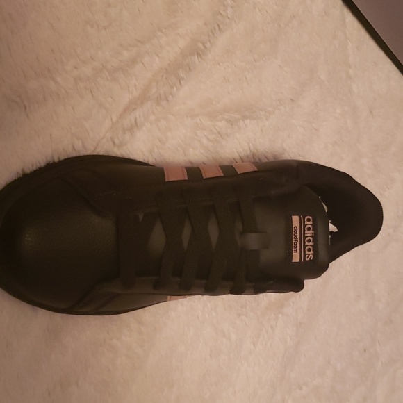 Adidas - Picture 2 of 3